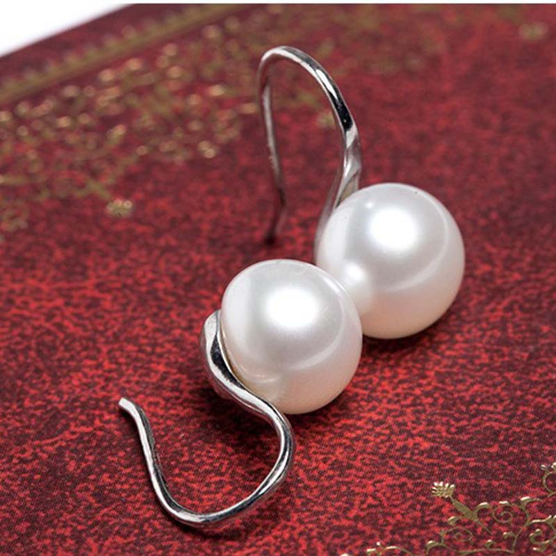 Navy-themed earrings with pearls